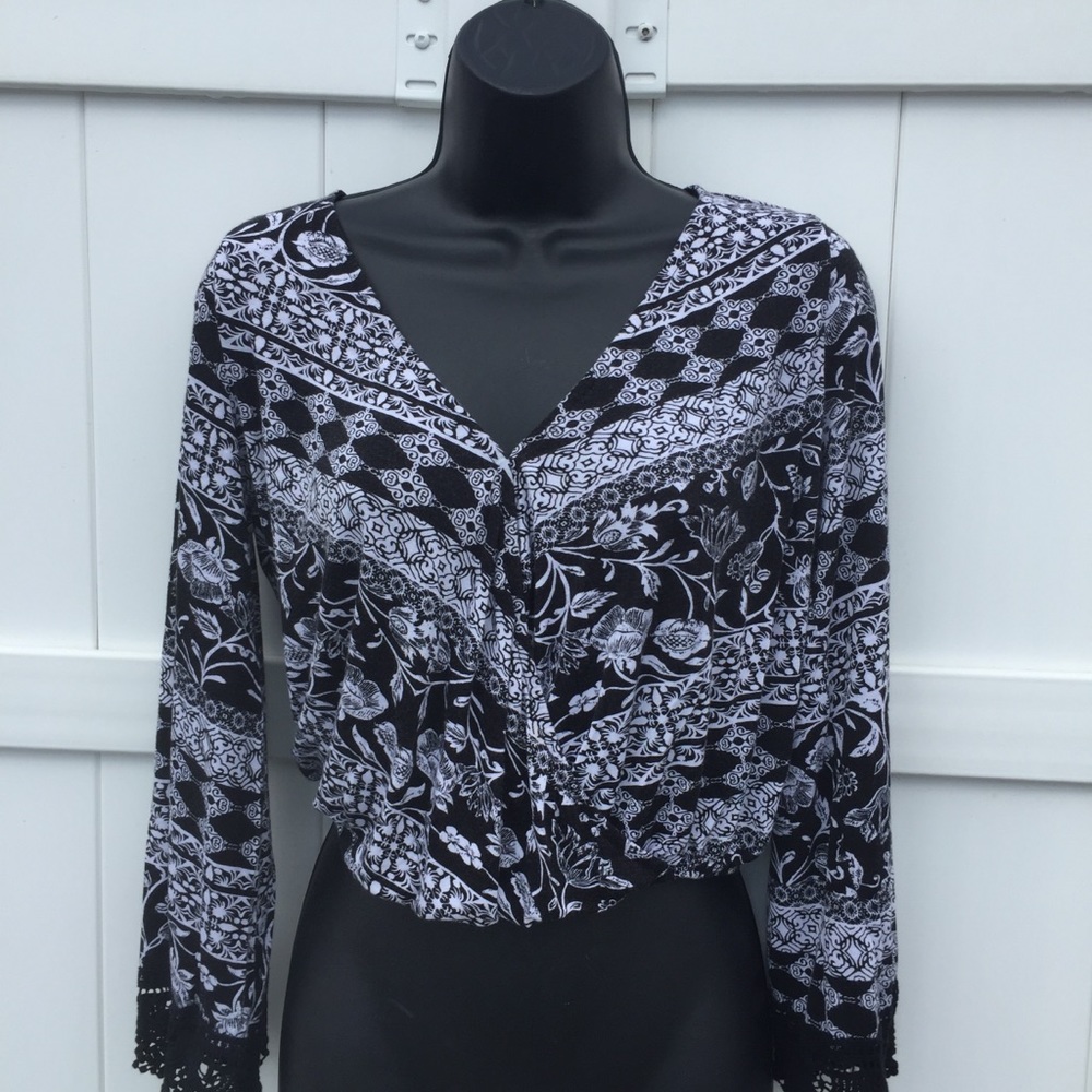 Charlotte Russe L/S Black & White Crop Top! Size M